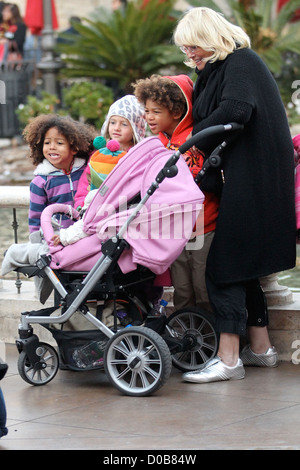 Heidi Klums Kinder Lou Sulola, Leni, Henry und Johan Riley im The Grove mit ihrer Großmutter Erna Klum einkaufen und Stockfoto