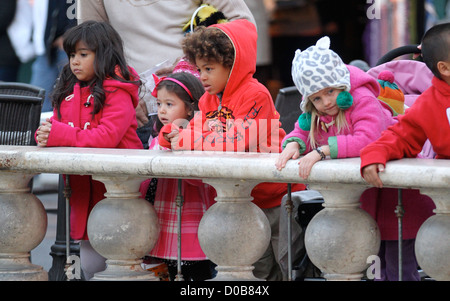 Heidi Klums Kinder Henry (C-R) und Leni (R) im The Grove mit ihrer Großmutter Erna Klum und Sicherheit Los einkaufen Stockfoto