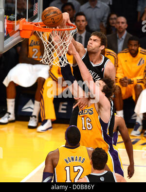 21. November 2012 - Los Angeles, Kalifornien, USA - Brooklyn Nets Brook Lopez klettert die Rückseite der Los Angeles Lakers Pau Gasol im vierten Quartal des Spiels gegen den Dienstag 20, November 2012 im Staples Center in Los Angeles, Kalifornien. Die Laker schlagen die Netze 95-90. (Kredit-Bild: © Jon Soohoo/Prensa Internacional/ZUMAPRESS.com) Stockfoto