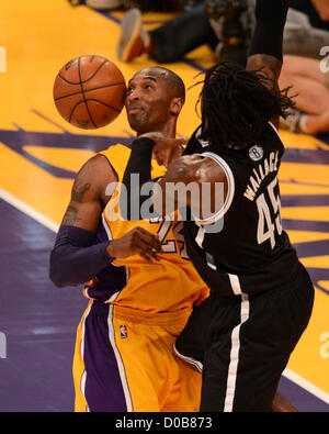 21. November 2012 begeht - Los Angeles, Kalifornien, USA - Los Angeles Lakers KOBE BRYANT seine zweite Foul gegen Brooklyn Nets GERALD WALLACE im Staples Center. (Kredit-Bild: © Jon Soohoo/Prensa Internacional/ZUMAPRESS.com) Stockfoto