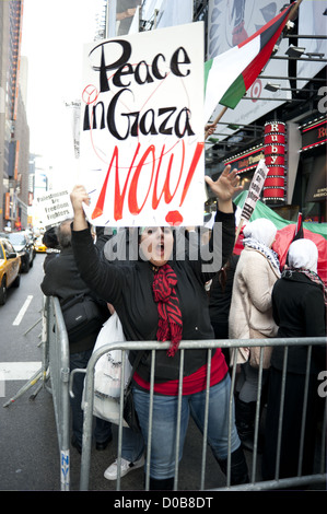 USA: NEW YORK, NY. Pro-palästinensische Demonstranten am Times Square protest der israelischen Angriffe auf Gaza, 18. November 2012. Stockfoto