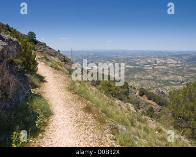 Berghang oberhalb Cazorla in den Sierras von Andalusien Spanien mit Fuß- und Panorama Blick auf den Ebenen mit Olivenhainen Stockfoto