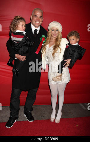 Tito Ortiz und Jenna Jameson mit ihren Kindern Jesse und Reise The Hollywood Christmas Parade statt bei Autor Services- Stockfoto