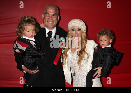 Tito Ortiz und Jenna Jameson mit ihren Kindern Jesse und Reise The Hollywood Christmas Parade statt bei Autor Services Stockfoto