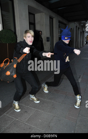 John Grimes und Edward Grimes aka Jedward außerhalb kann Fair Hotel in London, England Stockfoto