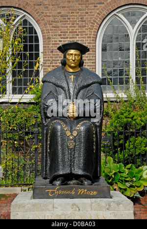 London, England, Vereinigtes Königreich. Statue von Sir Thomas More, Cheyne Walk, Chelsea Embankment Stockfoto