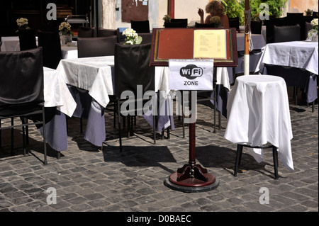 Italien, Rom, Piazza della Rotonda, Cafétische mit wifi-Schild Stockfoto