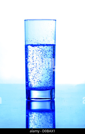 Blau sprudelte Wasser im Glas Stockfoto