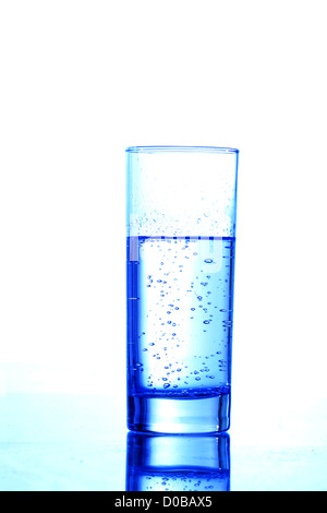 Blau sprudelte Wasser im Glas Stockfoto