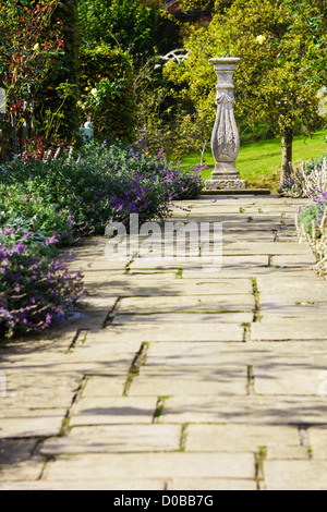 Pflaster führt zu einer Sonnenuhr in der wunderschönen Anlage in Chartwell, Winston Churchills Heimat. Stockfoto