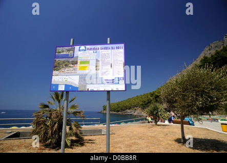 Italien, Basilicata, Maratea, Strand Fiumicello, Schild „Bandiera blu“ (blaue Flagge für die besten Strände Italiens) Stockfoto