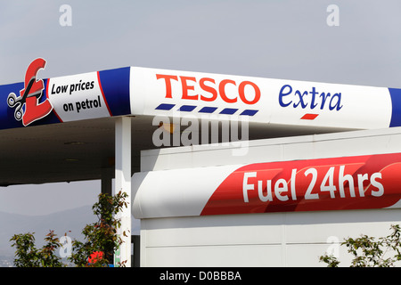 Ein Schild auf einer Tesco Extra 24 Stunden Tankstelle, Großbritannien Stockfoto