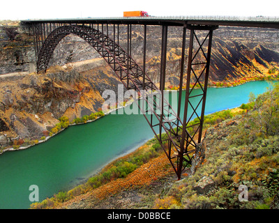 Mehrere LKW und Autos fahren auf lange Brücke Stockfoto