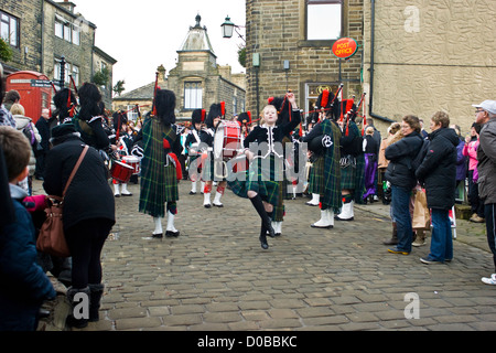 Bradford City Pipe Band unterhalten das Publikum damals Weihnachtsmarkt in Haworth, West Yorkshire, 2012 Stockfoto