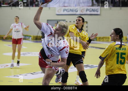 Elbing, Polen 21. November 2012 World Women Handball Weltmeisterschaft 2013 Qualifikationen.   Patrycja Kulwinska (77) in Aktion während Polen V Litauen Spiel. Stockfoto