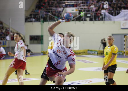 Elbing, Polen 21. November 2012 World Women Handball Weltmeisterschaft 2013 Qualifikationen.   Patrycja Kulwinska (77) in Aktion während Polen V Litauen Spiel. Stockfoto