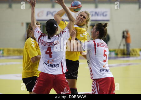 Elbing, Polen 21. November 2012 World Women Handball Weltmeisterschaft 2013 Qualifikationen. Zydrune Skendelyte (40) in Aktion während Polen V Litauen Spiel. Stockfoto