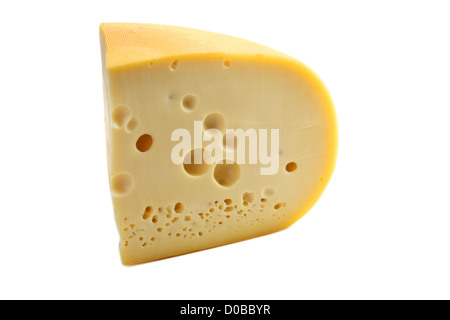 Das Stück Käse wird auf einem weißen Hintergrund isoliert Stockfoto