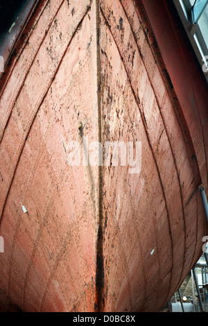 Der Eiserne Rumpf von Isambard Kingdom Brunels SS Great Britain, der im maritimen Museum Trockendock in Bristol, England, UK zu sehen ist Stockfoto