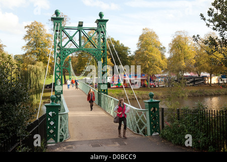 Menschen, die Überquerung der Porthill Hängebrücke über den Fluss Severn, Shrewsbury Shropshire UK Stockfoto