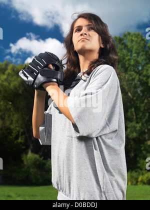 Ausdrucksvolle Porträt eines Mädchens mit einem Handschuh Baseball im Sommer üben Stockfoto