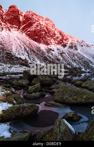 Dow Crag bei Sonnenaufgang aus Ziegenmilch Wasser, englischen Lake District Stockfoto