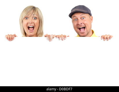 Junges Paar, Mann und Frau Gesichter mit Überraschung Schrei, von hinten ein leeres weißes Schild Ausschau. Isoliert auf weißem Hintergrund Stockfoto