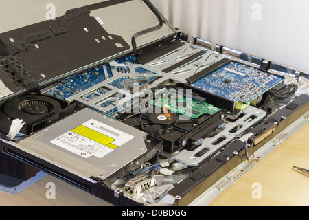 Die Innenseiten eines 2008 iMac. Ersetzen die Festplatte. Stockfoto