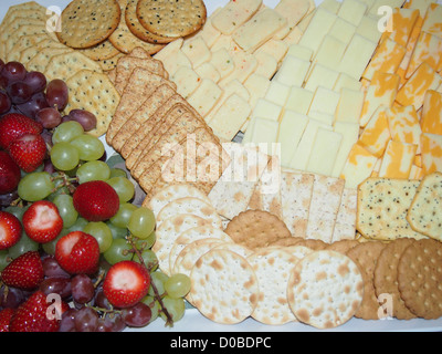 Cracker und Obst Käseplatte hautnah Stockfoto