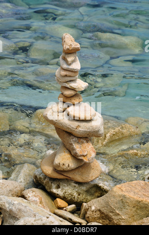 Ausgewogenes Steinstruktur am felsigen Ufer. Rock-Haufen durch das Wasser des Meeres. Stockfoto