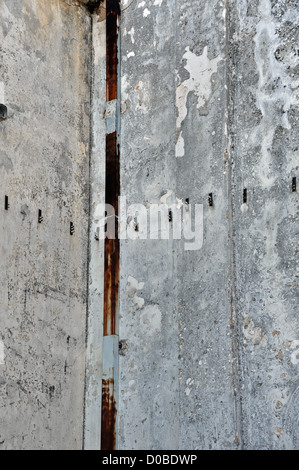 Betonwerk Wand- und rostige Rohr. Industrieerfahrung. Stockfoto