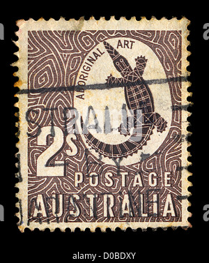 Vintage Briefmarke gedruckt von der australischen Post mit Aborigine-Kunst Felsen schnitzen eine Krokodil-Illustration, ca. 1948. Stockfoto