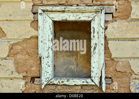 Leere hölzerne Fensterrahmen und gechipt Wandbeschaffenheit. Grunge Hintergrund. Stockfoto