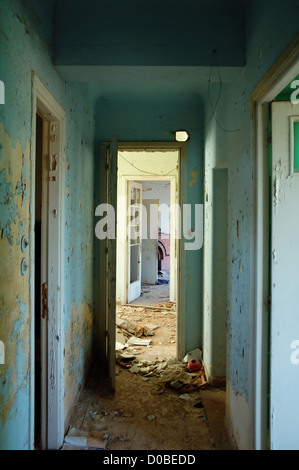 Abblätternde Farbe Flur und Türen in verlassenen Gebäude. Stockfoto