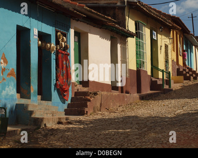 bunt bemalte Häuserzeile mit Schritten von abfallenden gepflasterten Straße in Kolonialstadt Trinidad Kuba - Weltkulturerbe der UNESCO Stockfoto