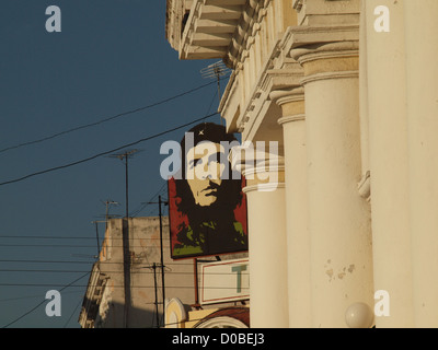 Großes Bild von Che Guevara gegen eine helle blaue tropischen Himmel dominiert die Säulen und Fassaden von Gebäuden aus der Kolonialzeit in Cienfuegos Kuba Stockfoto