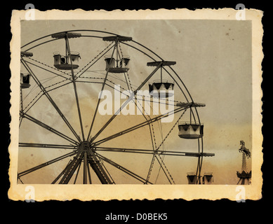 Vintage Foto Riesenrad und Karussell-Pferd im Vergnügungspark. Stockfoto