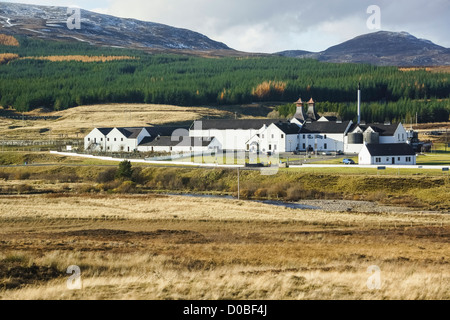 Dalwhinnie Distillery an einem sonnigen Tag im Herbst. Stockfoto