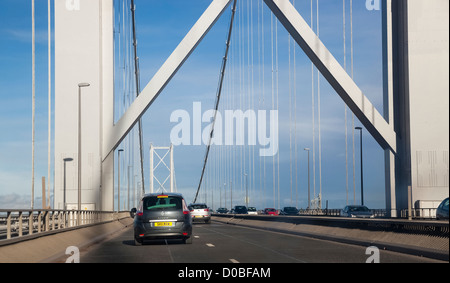 Auto fahren über die Forth Road Bridge an einem sonnigen Tag. Stockfoto