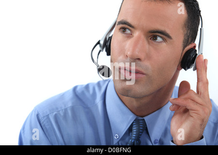 Mann trägt einen Kopfhörer Stockfoto