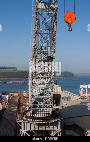 Dockside Kran mit leuchtend orangefarbenen Hakenflasche Stockfoto