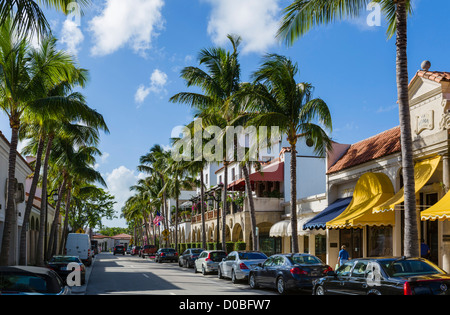 Geschäfte auf der Worth Avenue in der Innenstadt von Palm Beach, Treasure Coast, Florida, USA Stockfoto