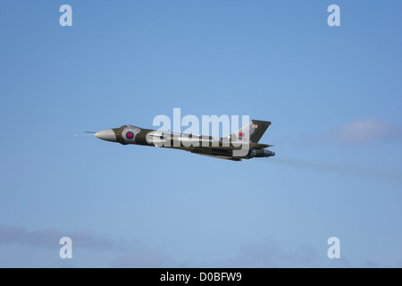 Vulcan bomber XH558 Geist von Großbritannien fliegen vorbei an RAF St. Athan Stockfoto