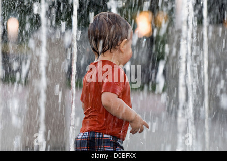 Kleinkind spielt in Brunnen im Waterfront Park in Louisville Stockfoto