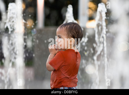 Kleinkind spielt in Brunnen im Waterfront Park in Louisville Stockfoto