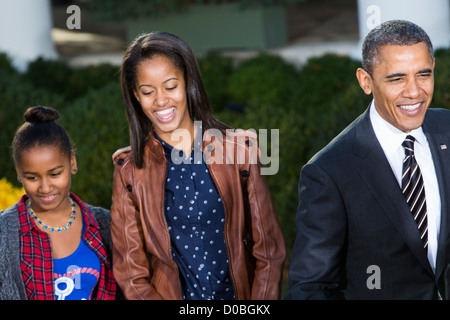Präsident Barack Obama vergibt die nationalen Thanksgiving-Truthahn mit Töchter Sasha und Malia. Stockfoto