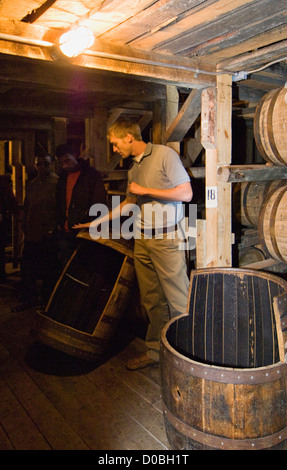 Tour-Guide erklärt die Char in Eichenfässern gelagert in Makers Mark Destillerie in Loretto, Kentucky Stockfoto