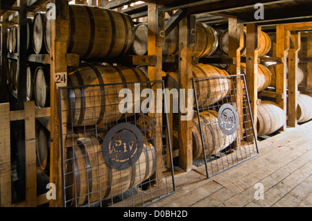 Bourbon-Alterung in Eichenfässern gelagert in einem Rick Haus in Makers Mark Destillerie in Loretto, Kentucky Stockfoto