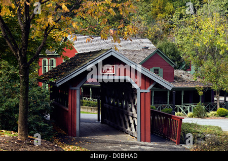 Gedeckte Holzbrücke über den Whisky Creek mit Besucherzentrum hinter am Makers Mark Destillerie in Loretto, Kentucky Stockfoto