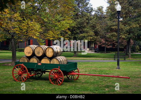 Wagen mit Bourbon-Fässern in Makers Mark Destillerie in Loretto, Kentucky Stockfoto